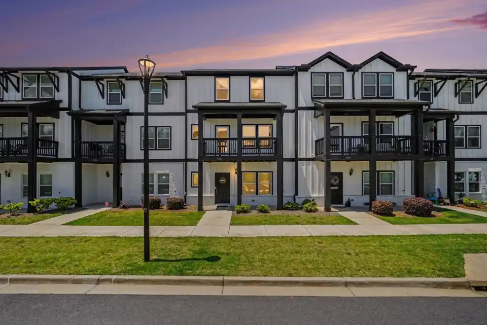 823 Mackay Creek hero